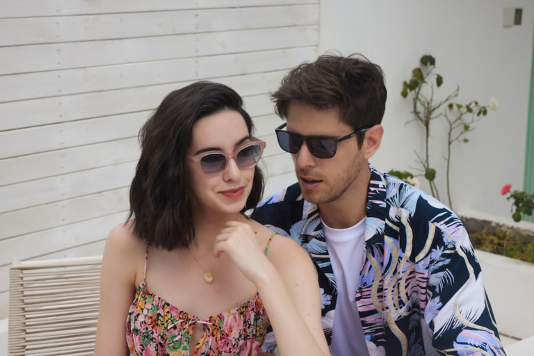A man and a woman sitting on a bench — Foto por GlassesShop na Unsplash