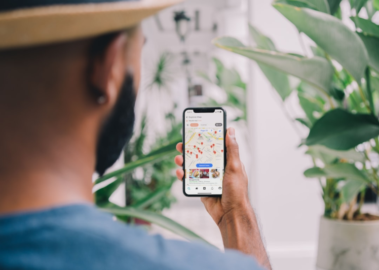 person holding silver iphone 6 — Foto por abillion na Unsplash
